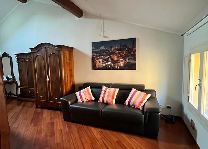 Sm51 Strada Maggiore 51 بولونيا